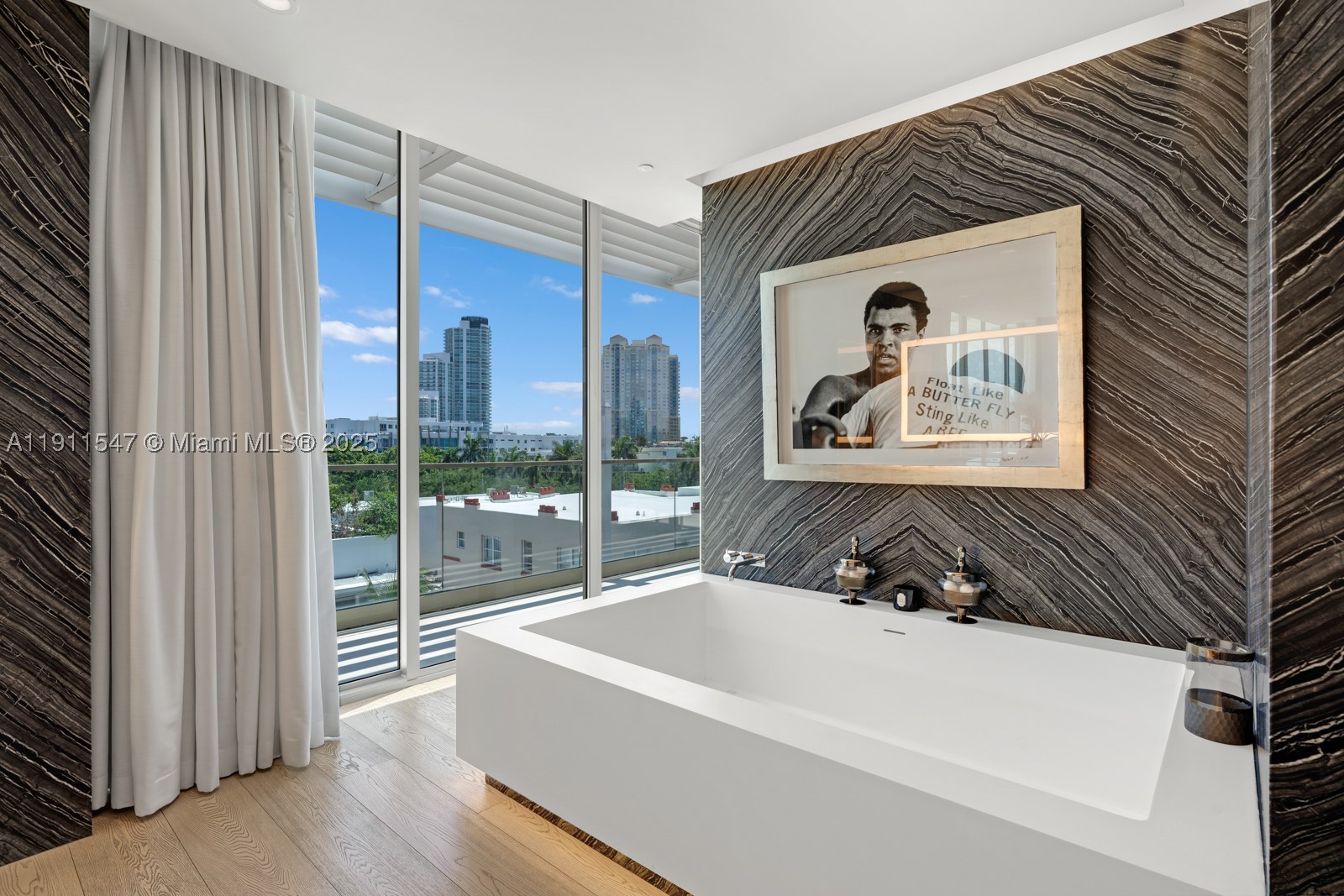 300 Collins Ave Ph3 Property Photo 26