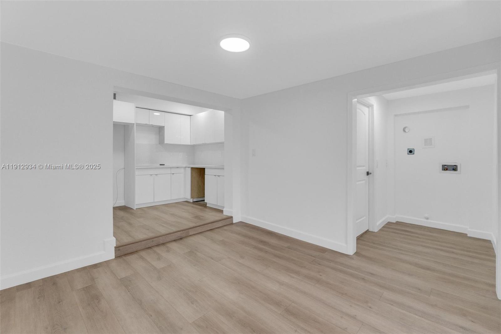 342 W 37th St Property Photo 9