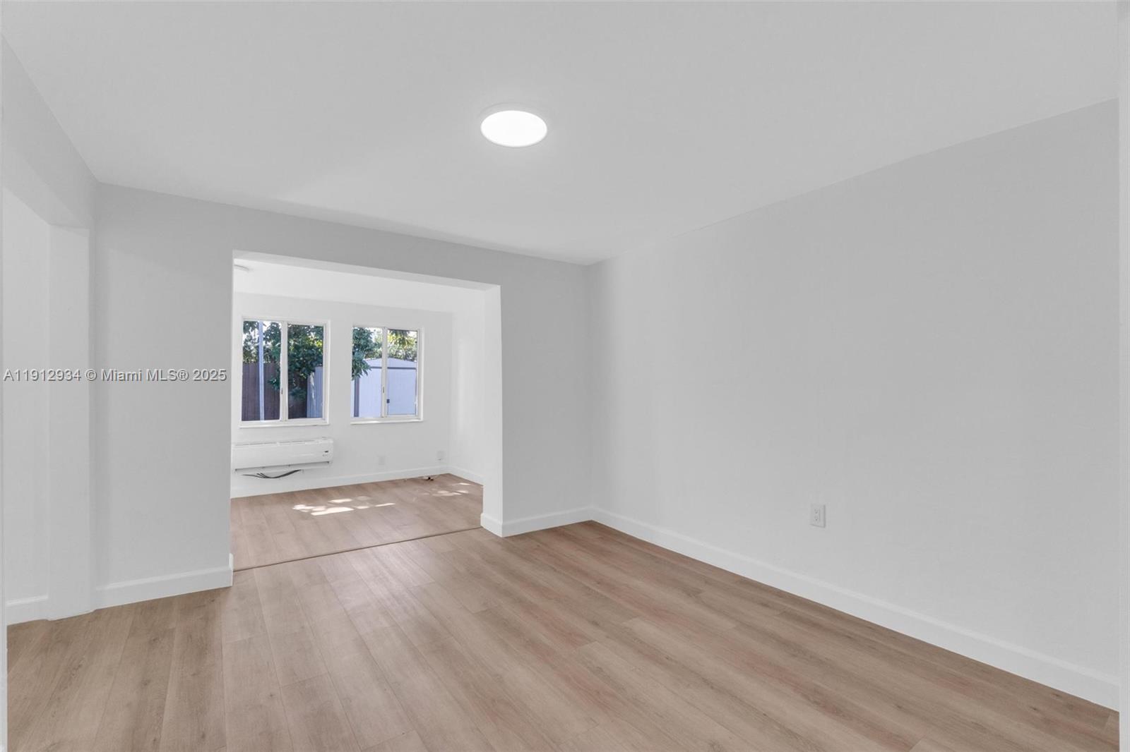 342 W 37th St Property Photo 15