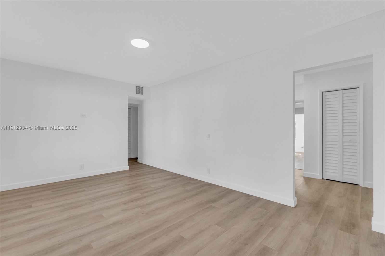 342 W 37th St Property Photo 16