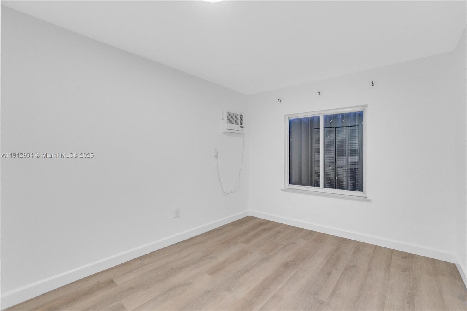 342 W 37th St Property Photo 17
