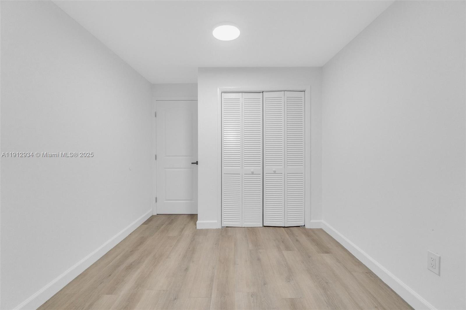 342 W 37th St Property Photo 18