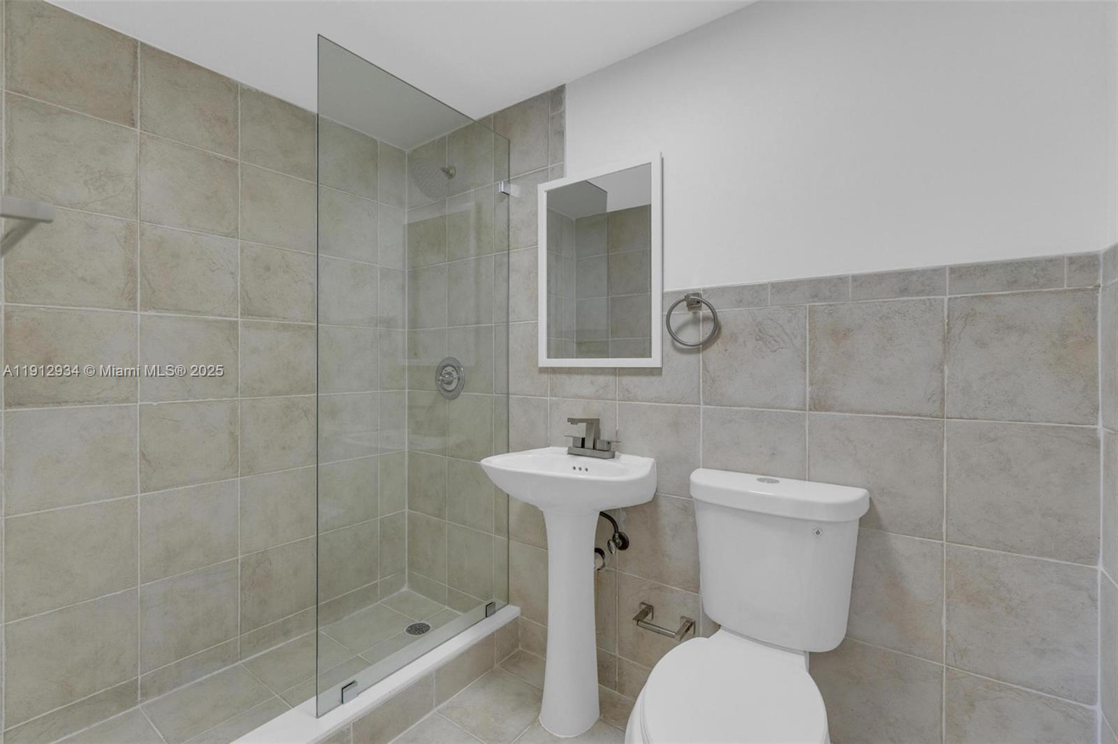 342 W 37th St Property Photo 20