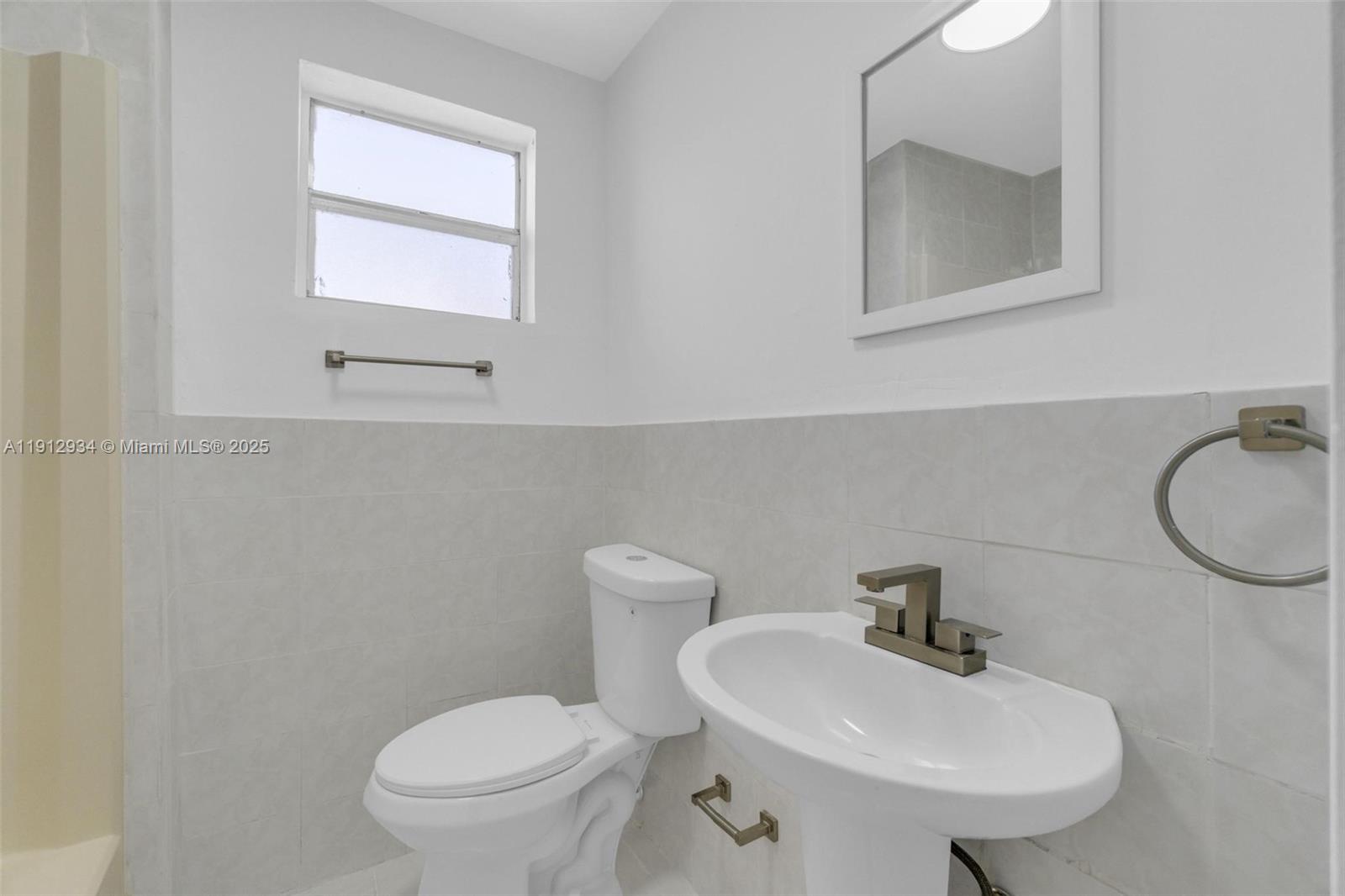 342 W 37th St Property Photo 21
