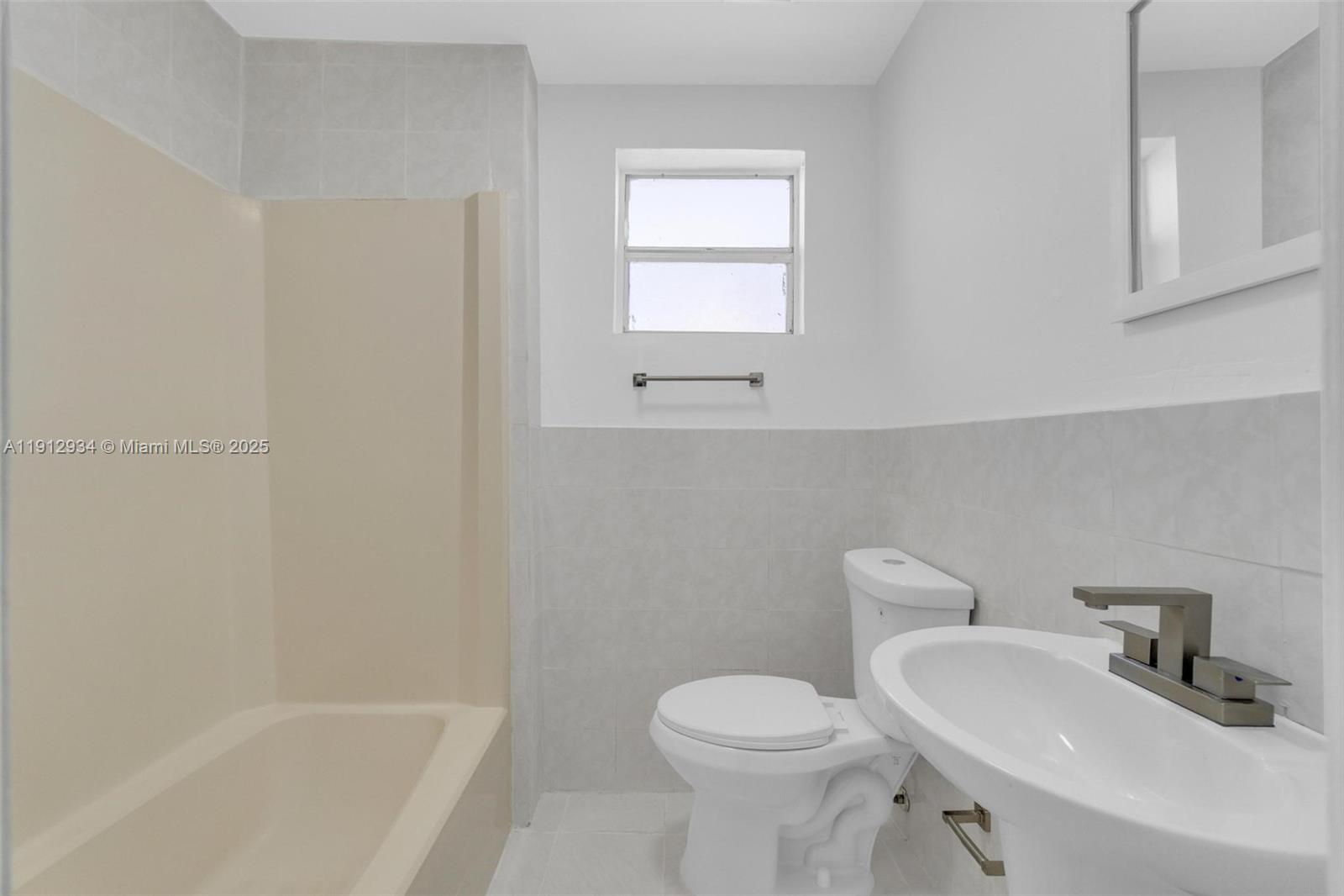 342 W 37th St Property Photo 22