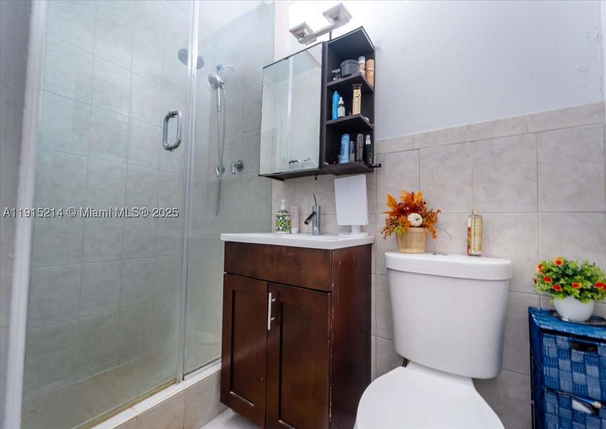 640 Ne 168th St Property Photo 17