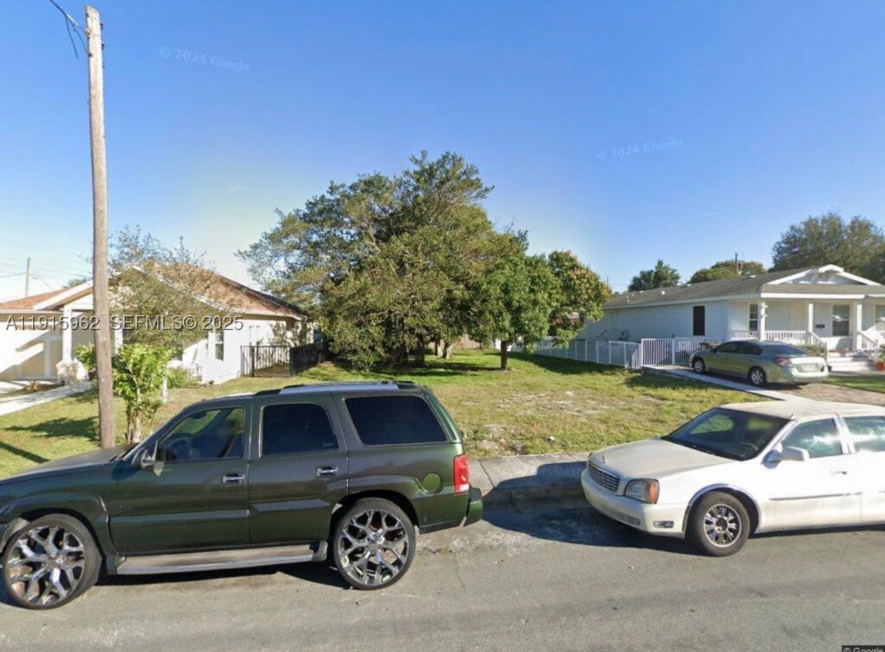 913 14th St Property Photo 2