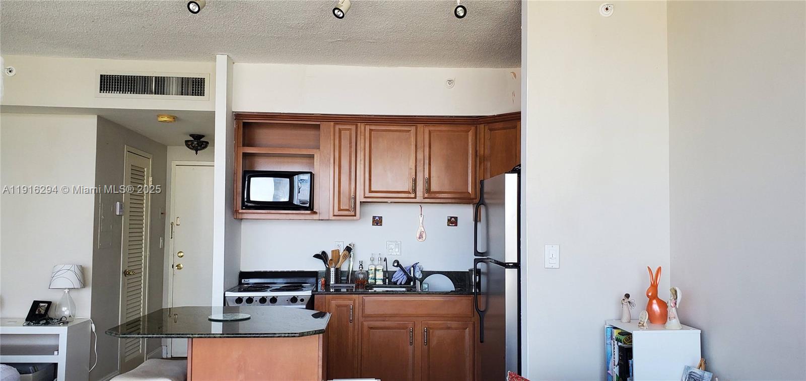 1720 Harrison St 10g Property Photo 8