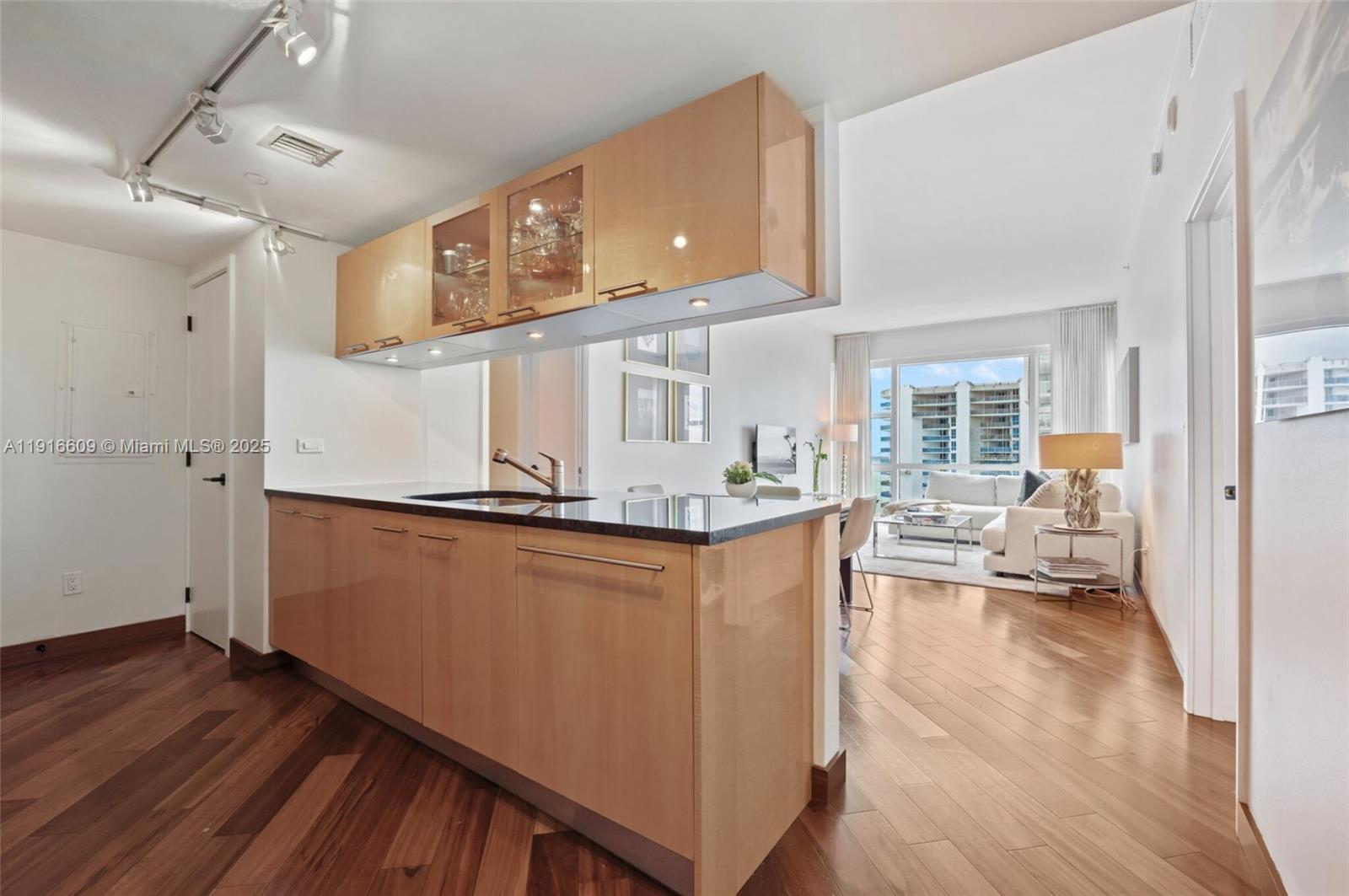 6801 Collins Ave Ph06 Property Photo 10