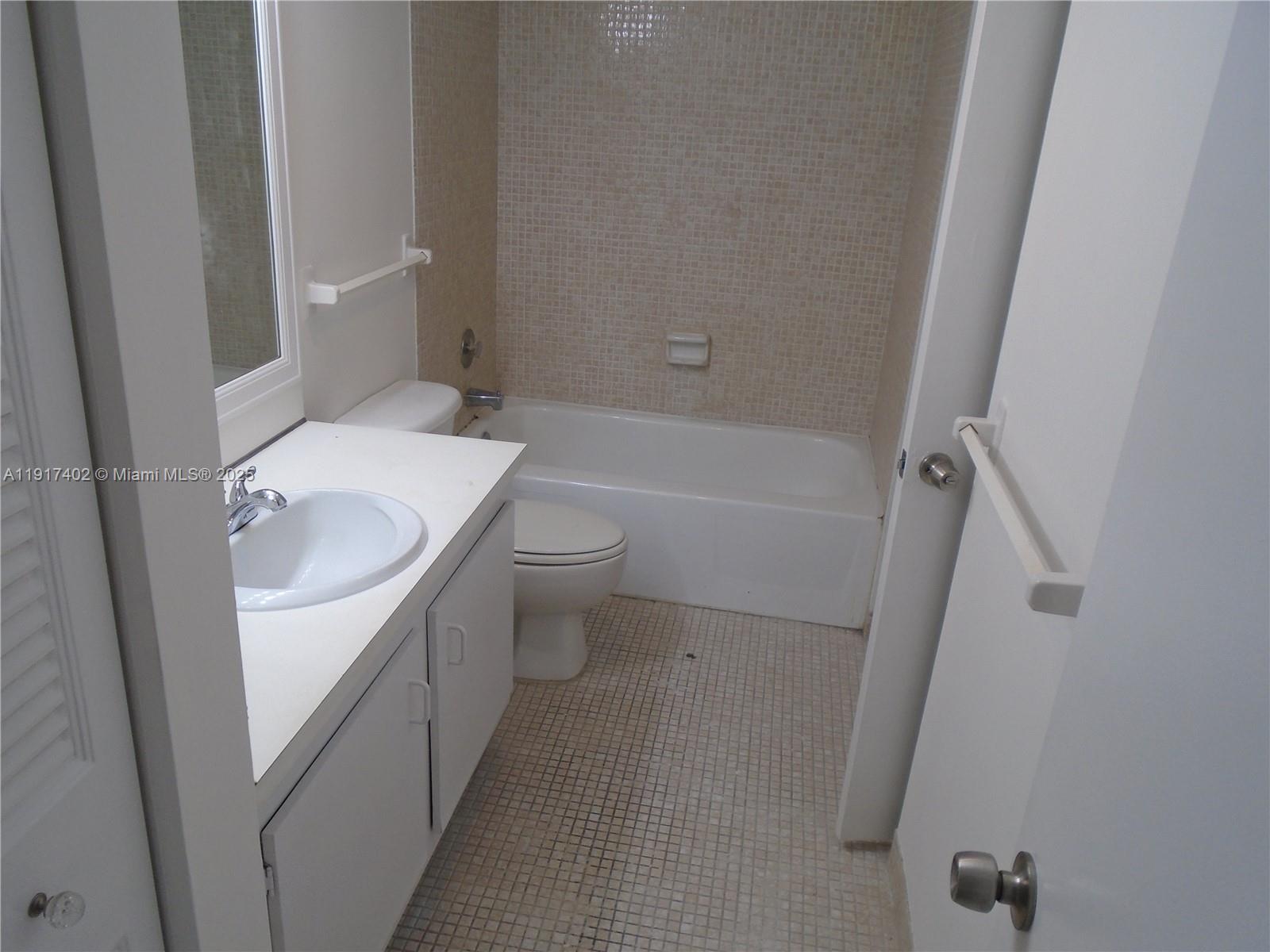 4174 Inverrary Dr 1004 Property Photo 6