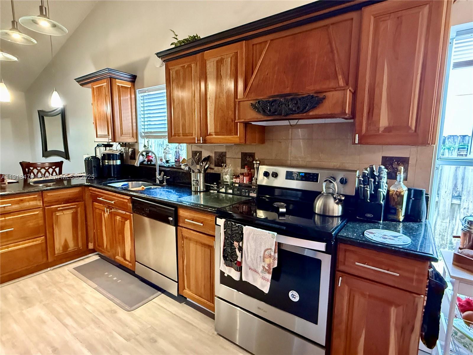 1060 New Parkview Pl Property Photo 6