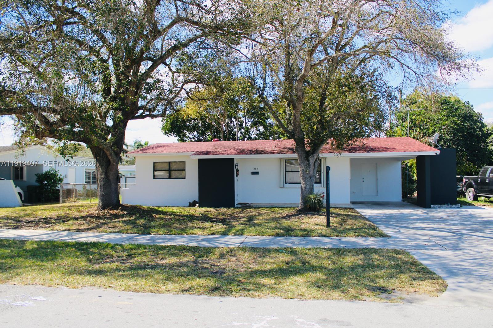 1562 Nw 8th Ave Property Photo 4
