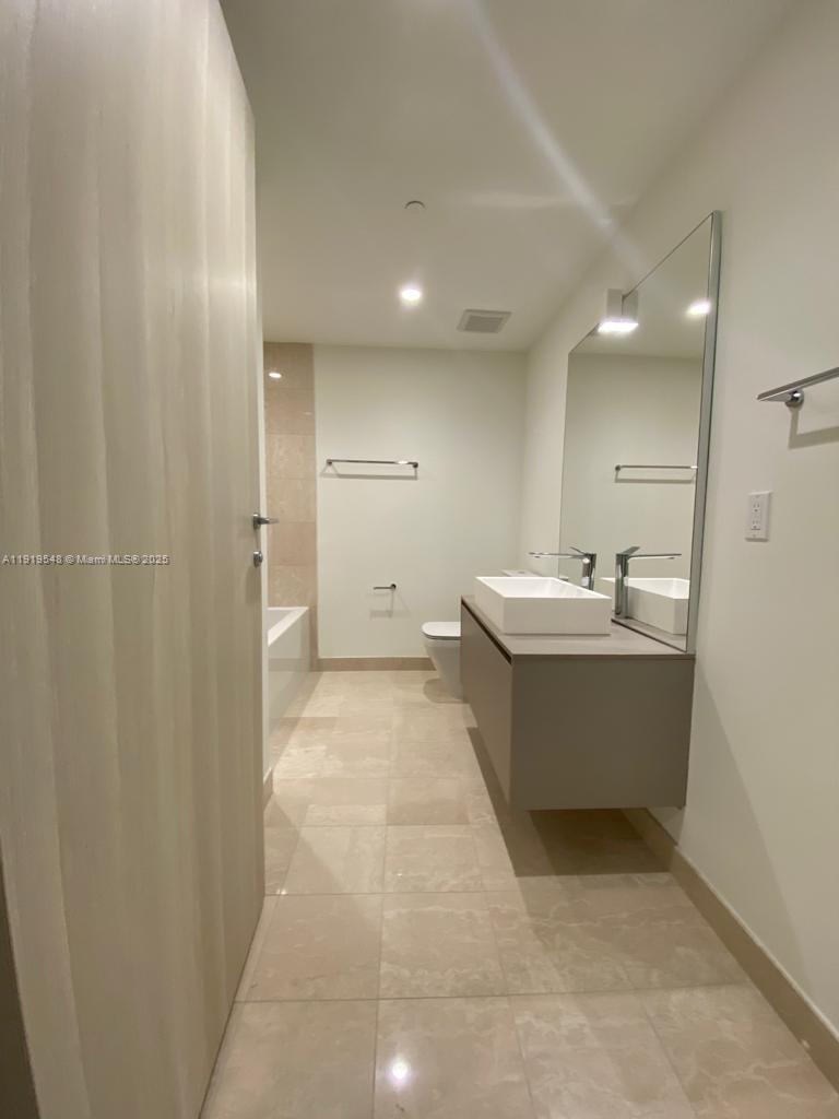 1000 Brickell Plz 3207 Property Photo 18