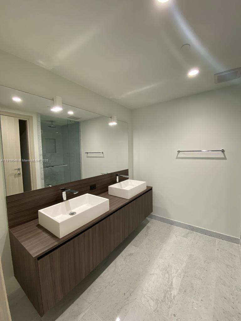 1000 Brickell Plz 3207 Property Photo 23
