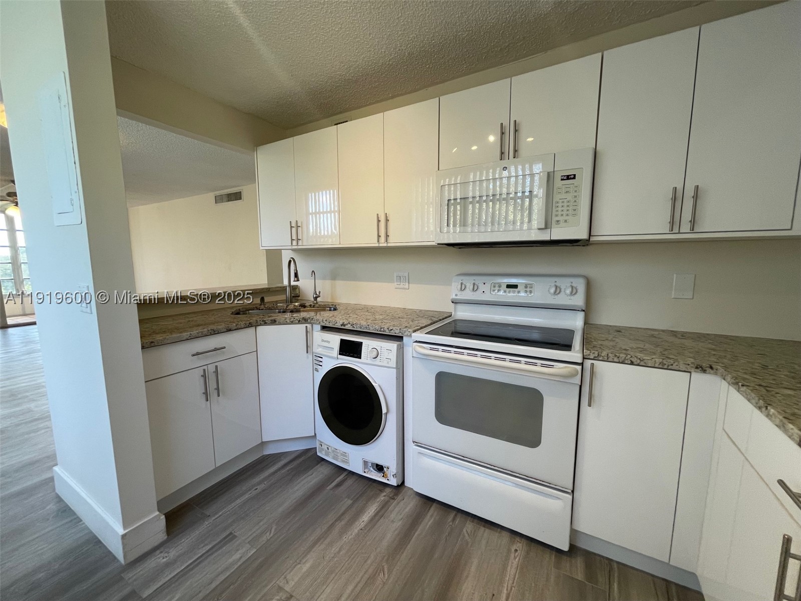9471 Evergreen Pl 401 Property Photo 14