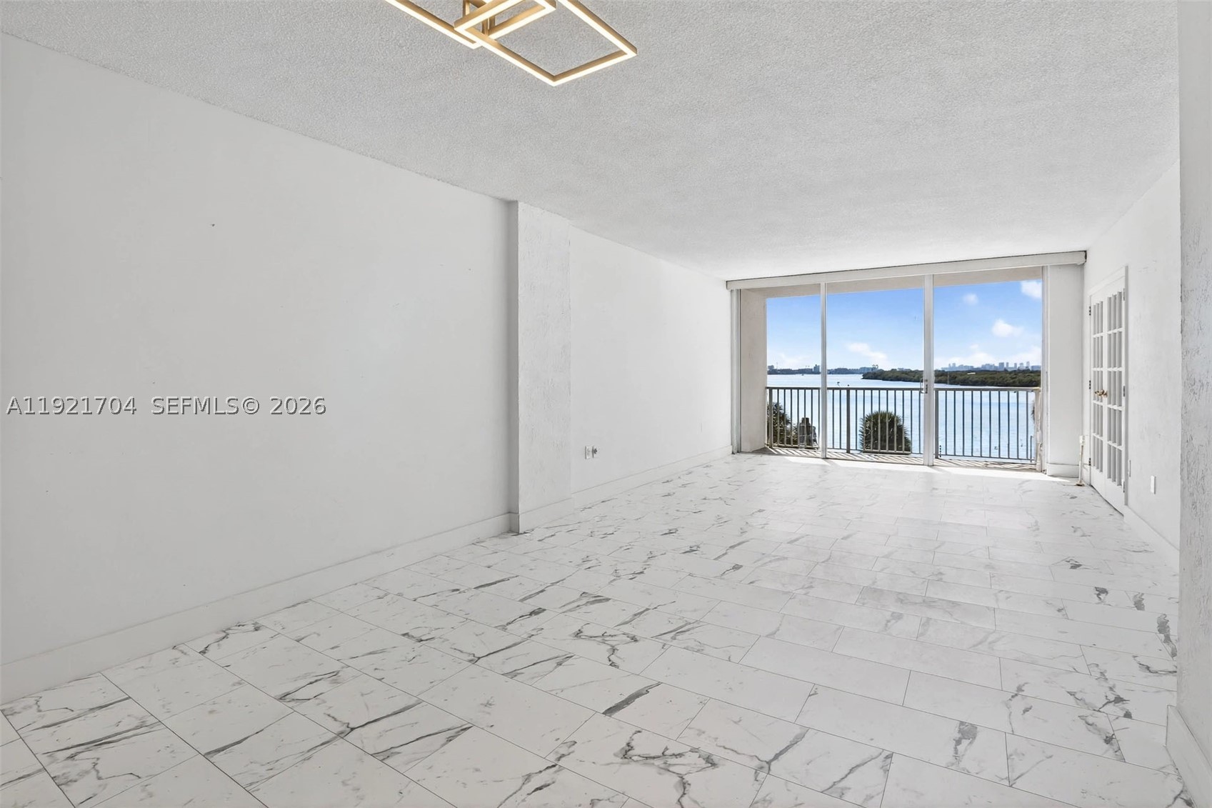300 Bayview Dr 308 Property Photo 2