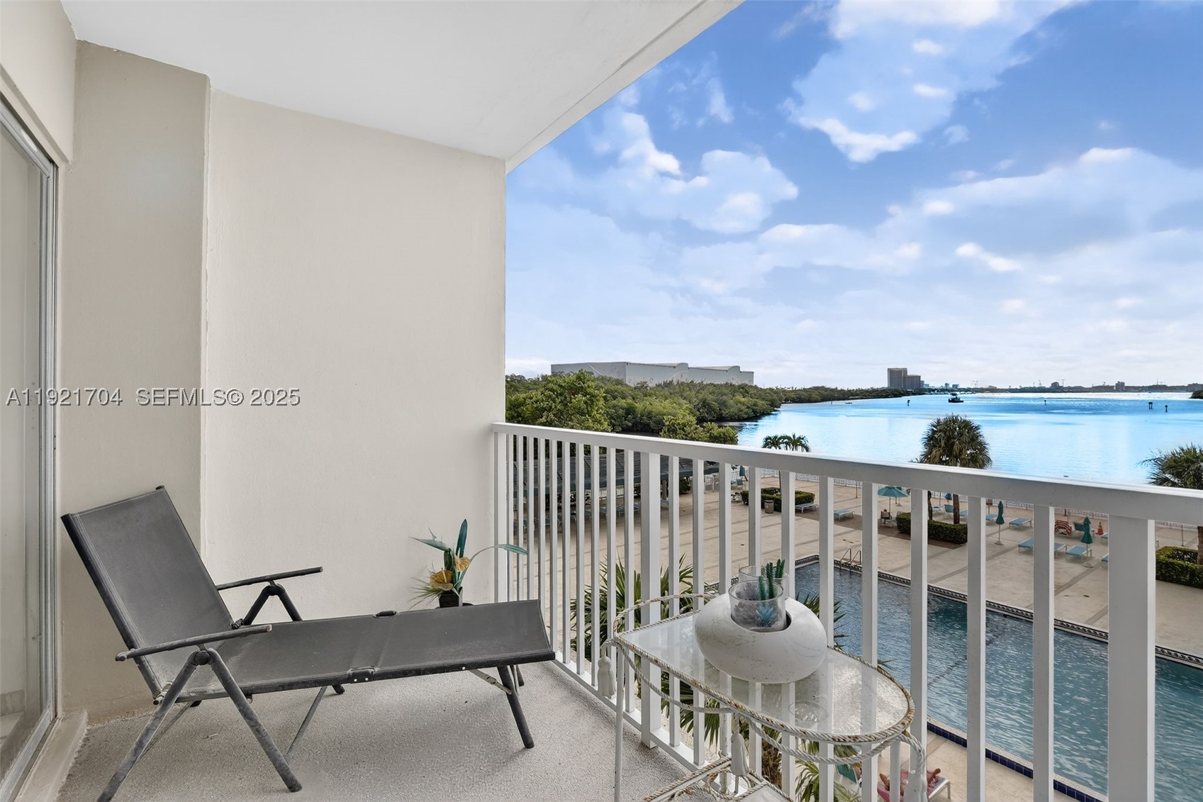 300 Bayview Dr 308 Property Photo 3