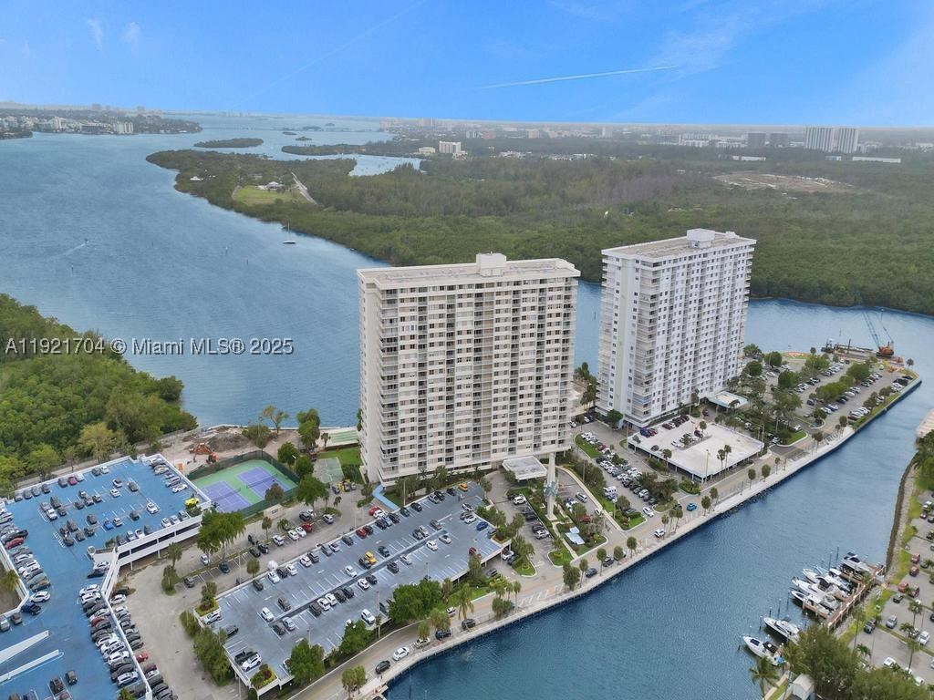 300 Bayview Dr 308 Property Photo 23