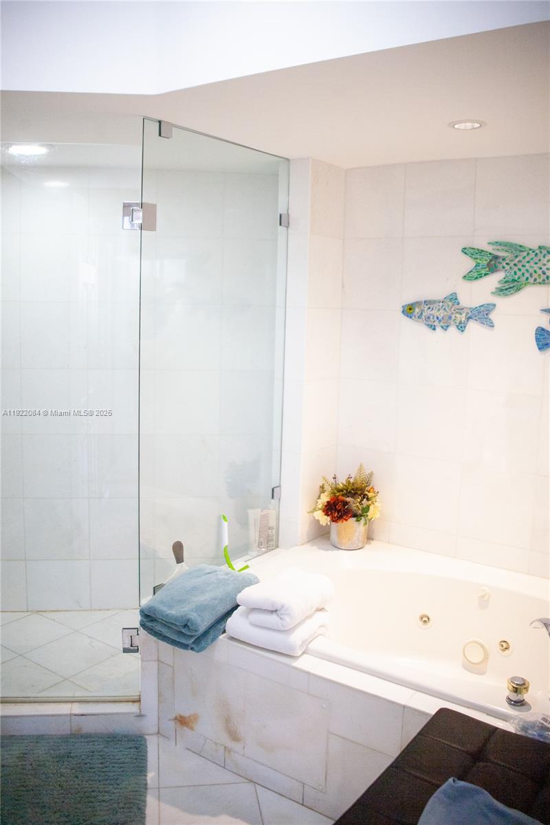 6301 Collins Ave 807 Property Photo 23