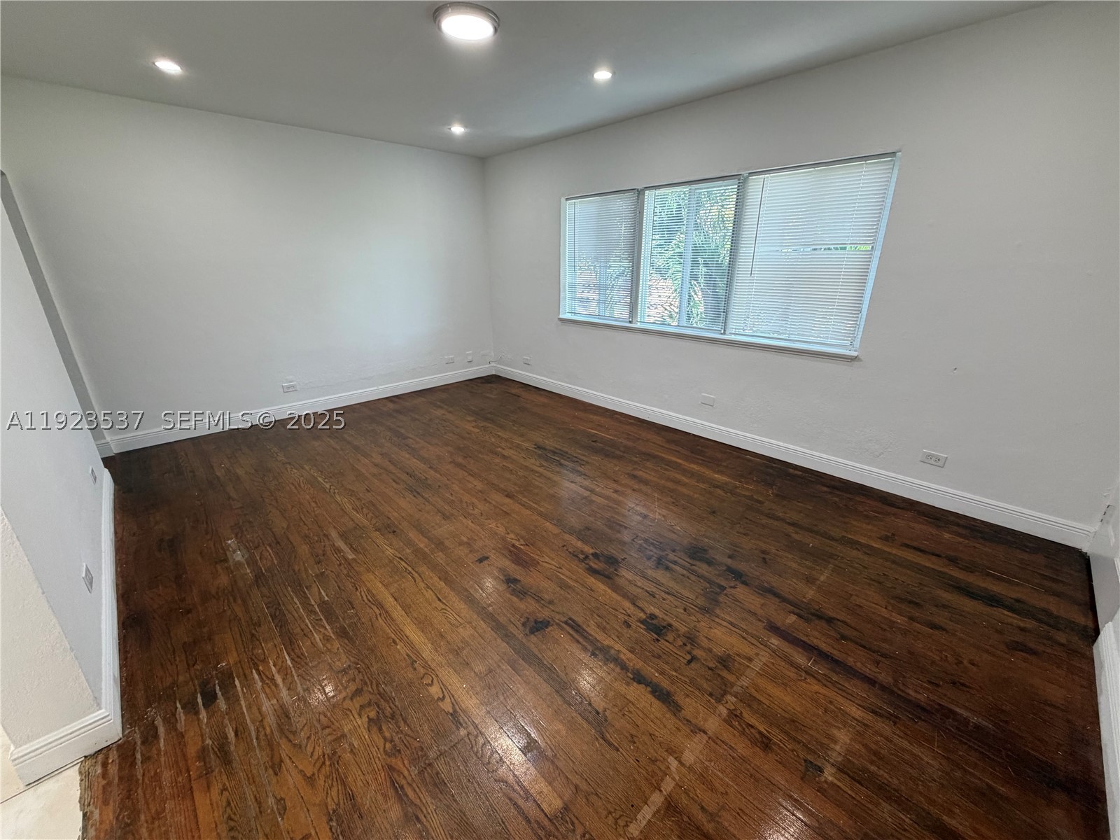 851 80th St Property Photo 8