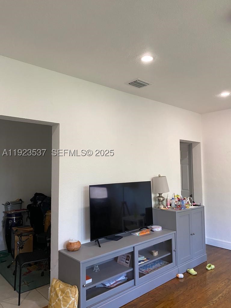 851 80th St Property Photo 10