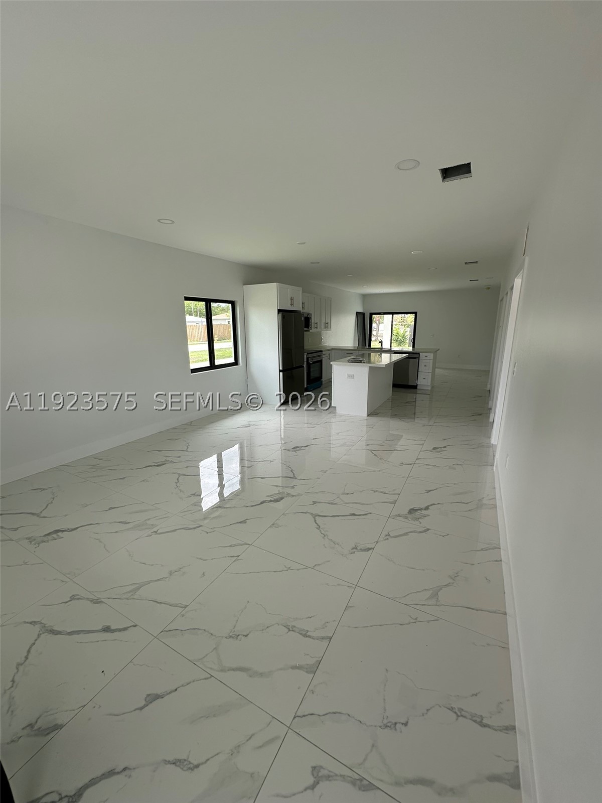 580 Sw 10th Ave Property Photo 6