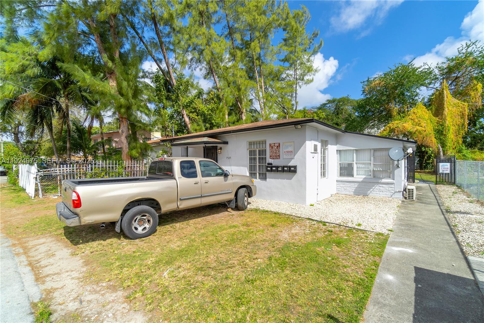 7525 Ne Miami Ct Property Photo 3