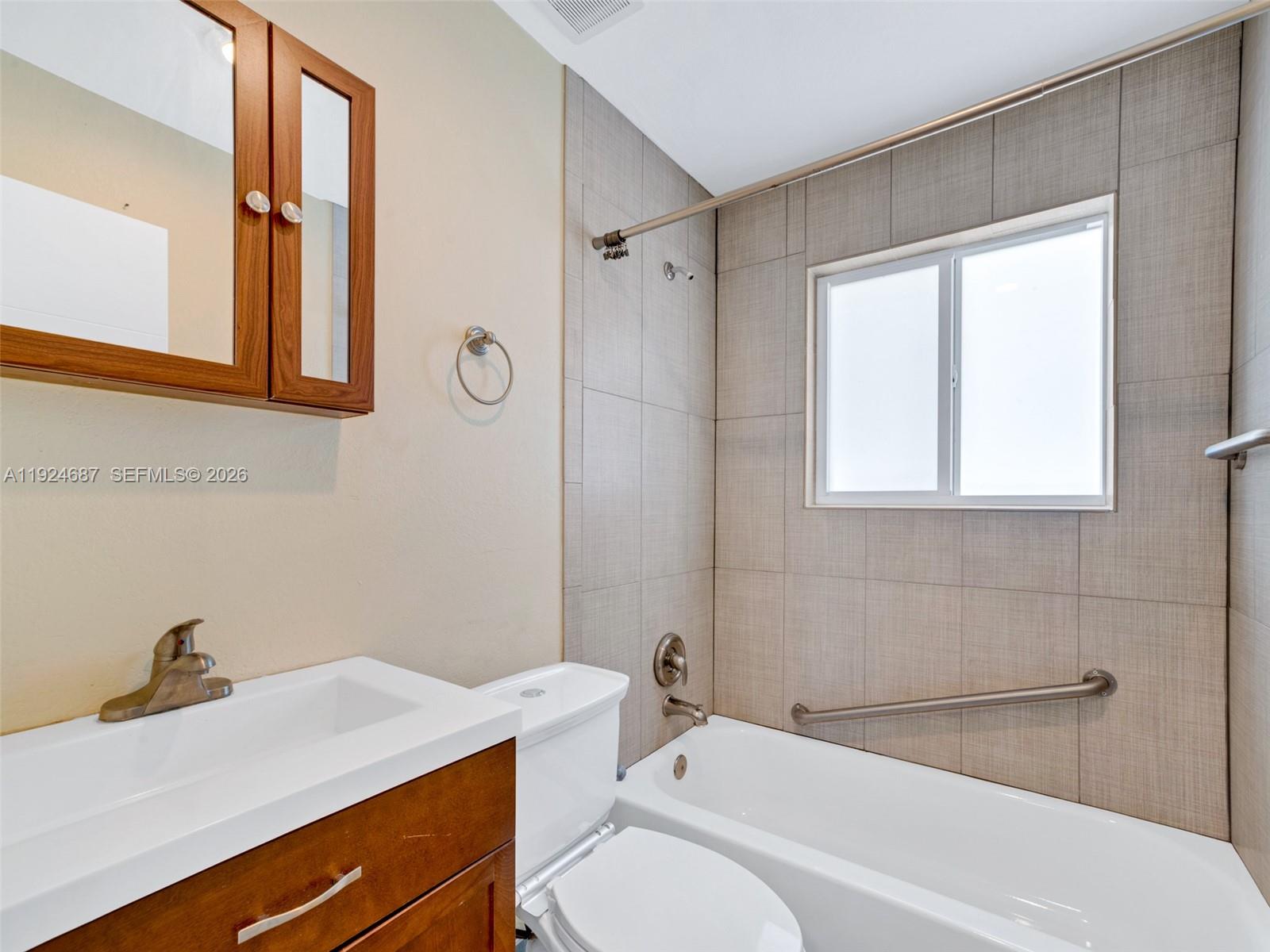 1520 Ne 14th Ter . Property Photo 5