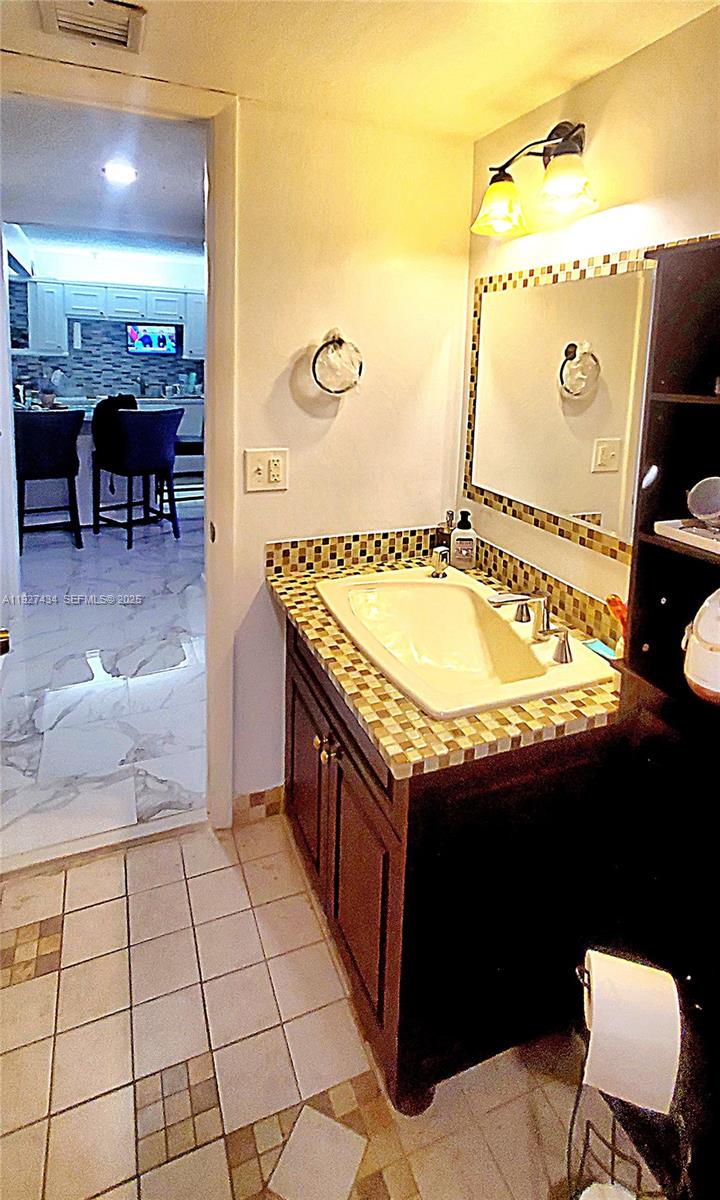 3905 N Nob Hill Rd 510 Property Photo 13