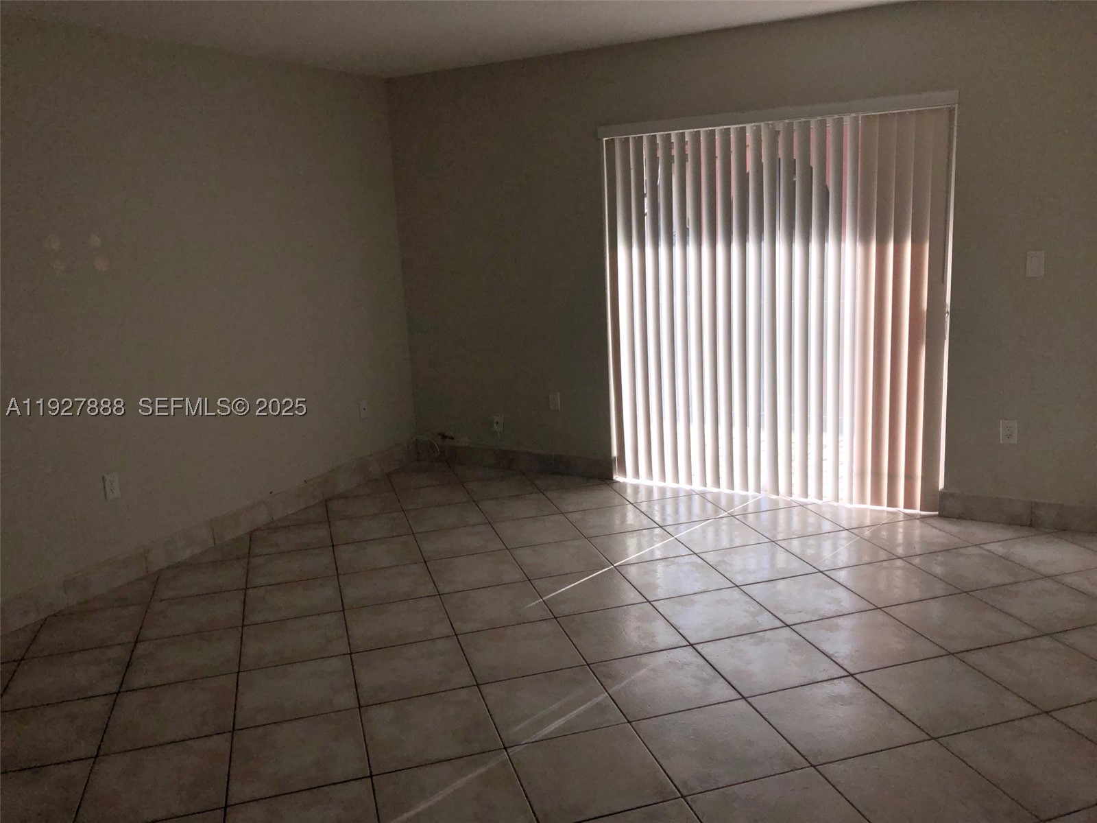 10744 N Kendall Dr M-16 Property Photo 6