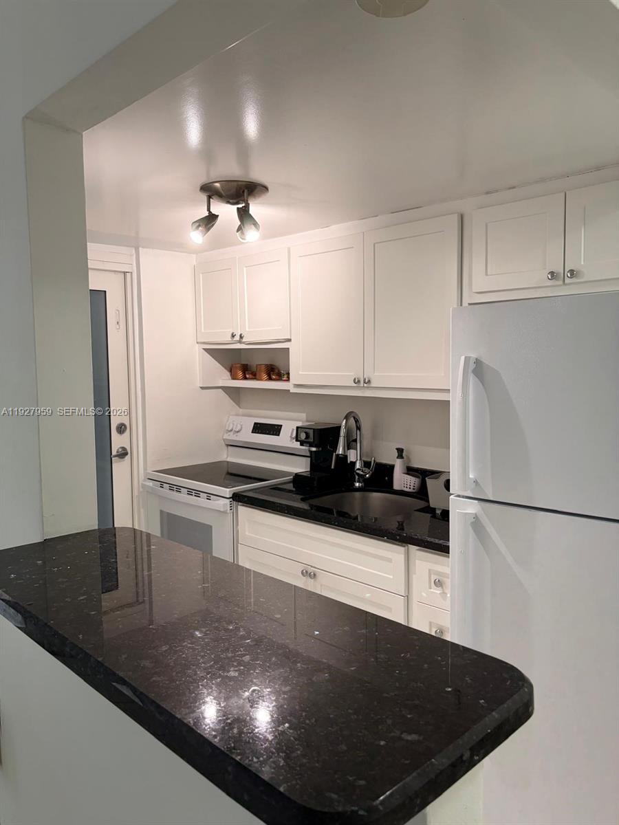 335 Collins Ave 302 Property Photo 18
