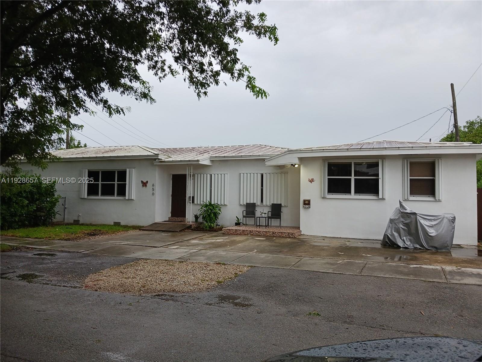 650 SW 44th Ct Property Photo 1