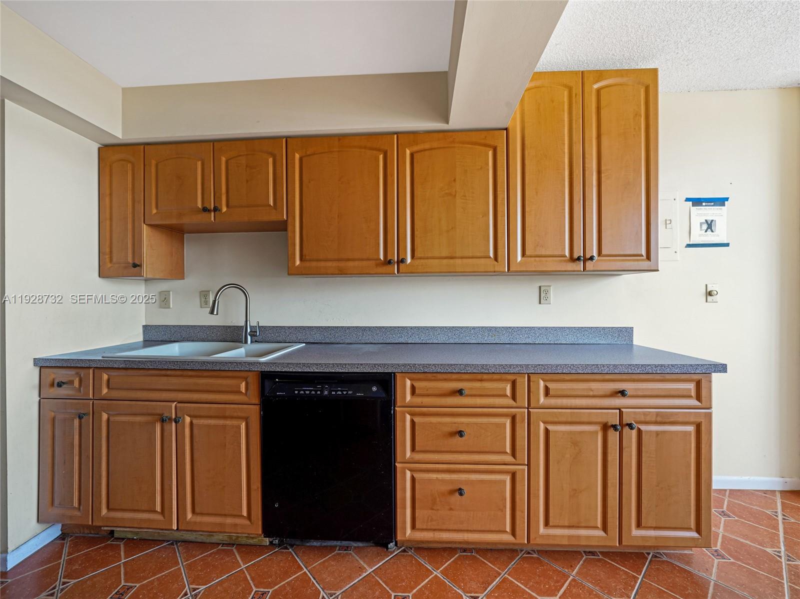 100 Golden Isles Dr Ph 6 Property Photo 16