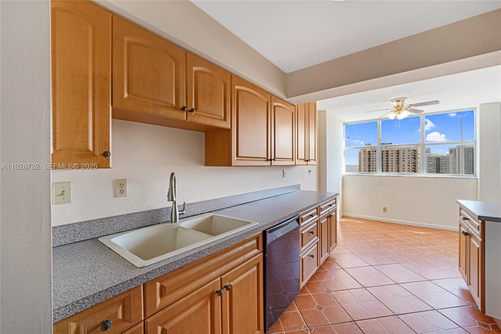 100 Golden Isles Dr Ph 6 Property Photo 18
