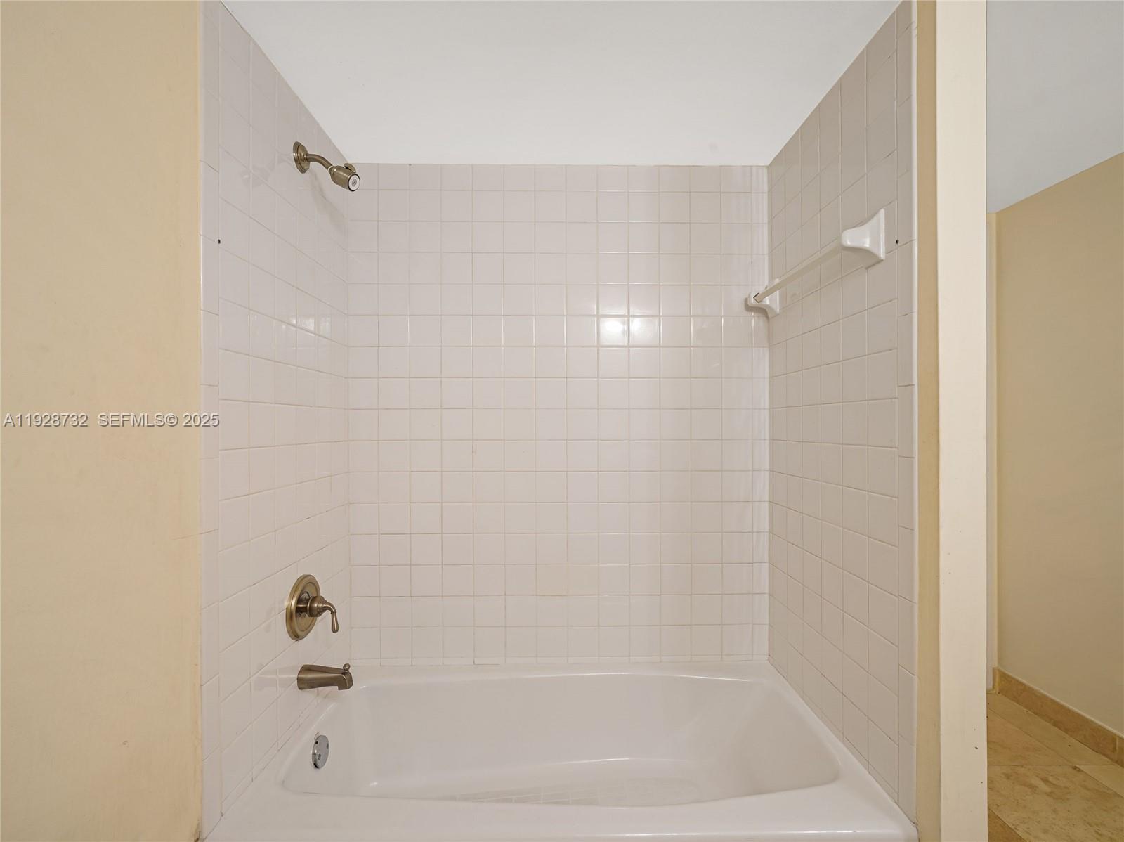 100 Golden Isles Dr Ph 6 Property Photo 21