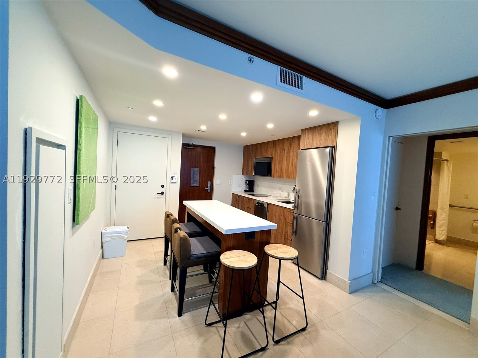 6801 Collins Ave 309 Property Photo 2