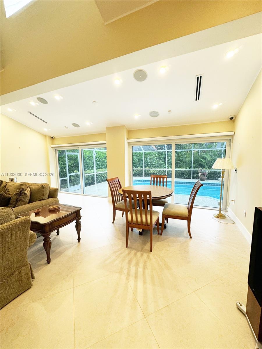 610 Misty Oaks Ln Property Photo 6