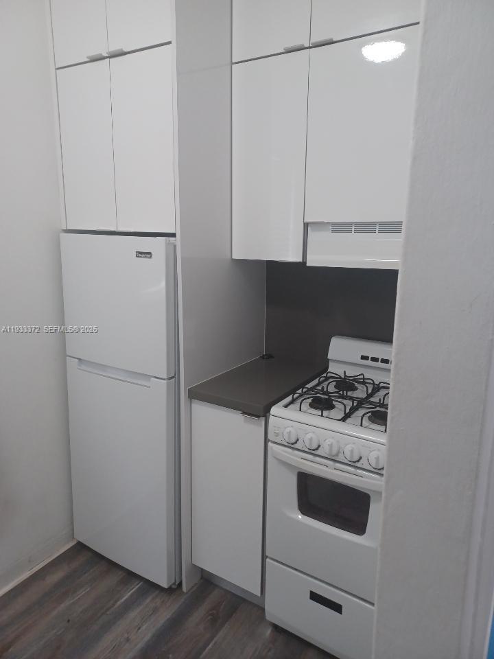 6950 Byron Ave 2 Property Photo 3