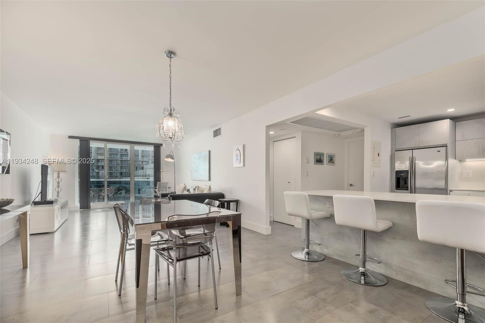 2301 Collins Ave 507 Property Photo 2