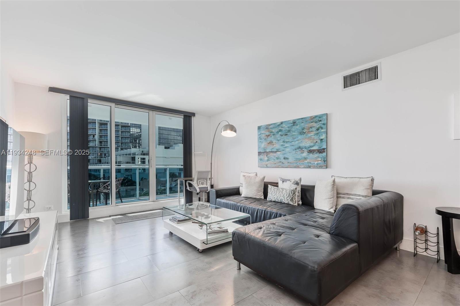 2301 Collins Ave 507 Property Photo 4