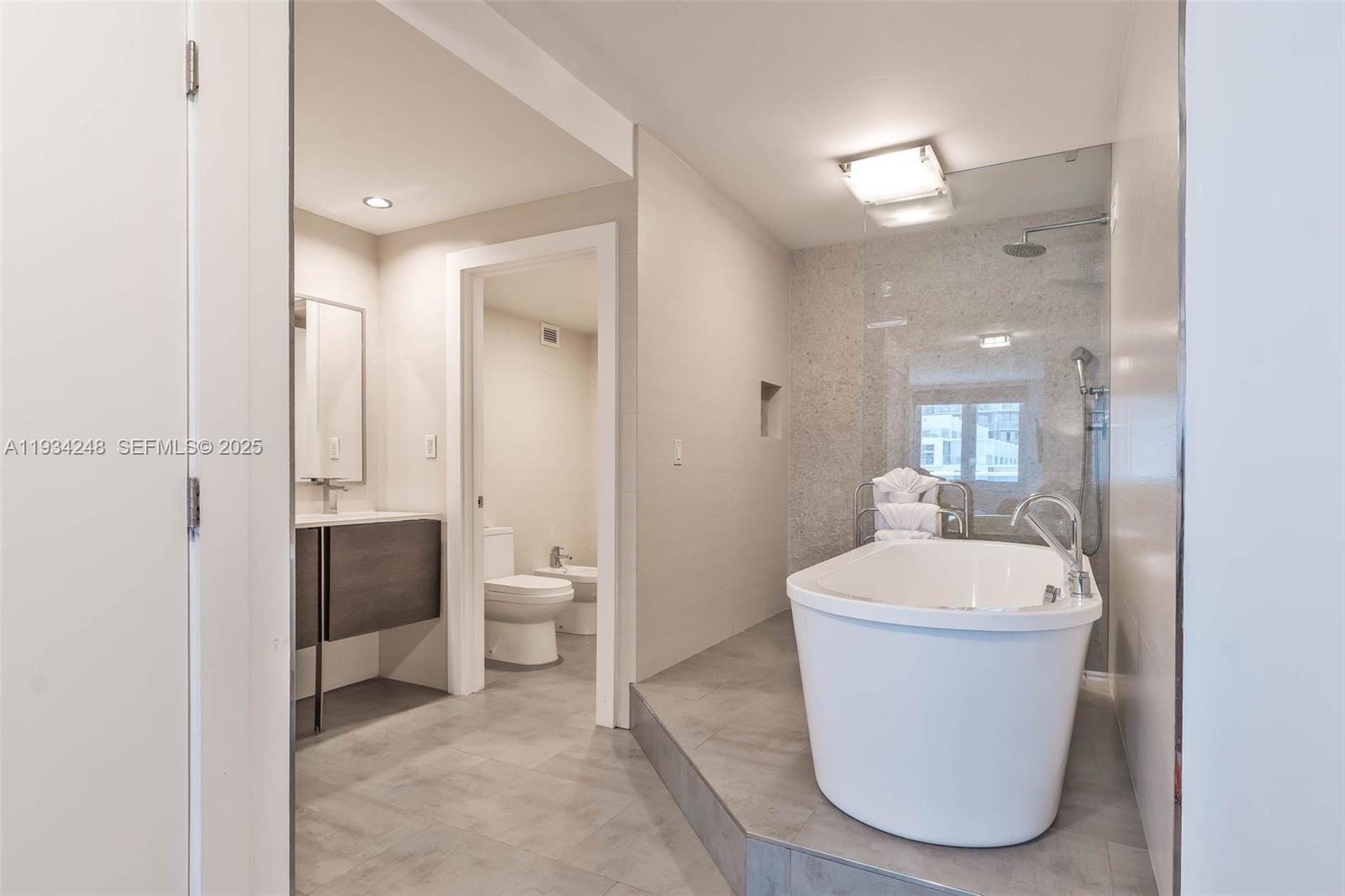 2301 Collins Ave 507 Property Photo 16