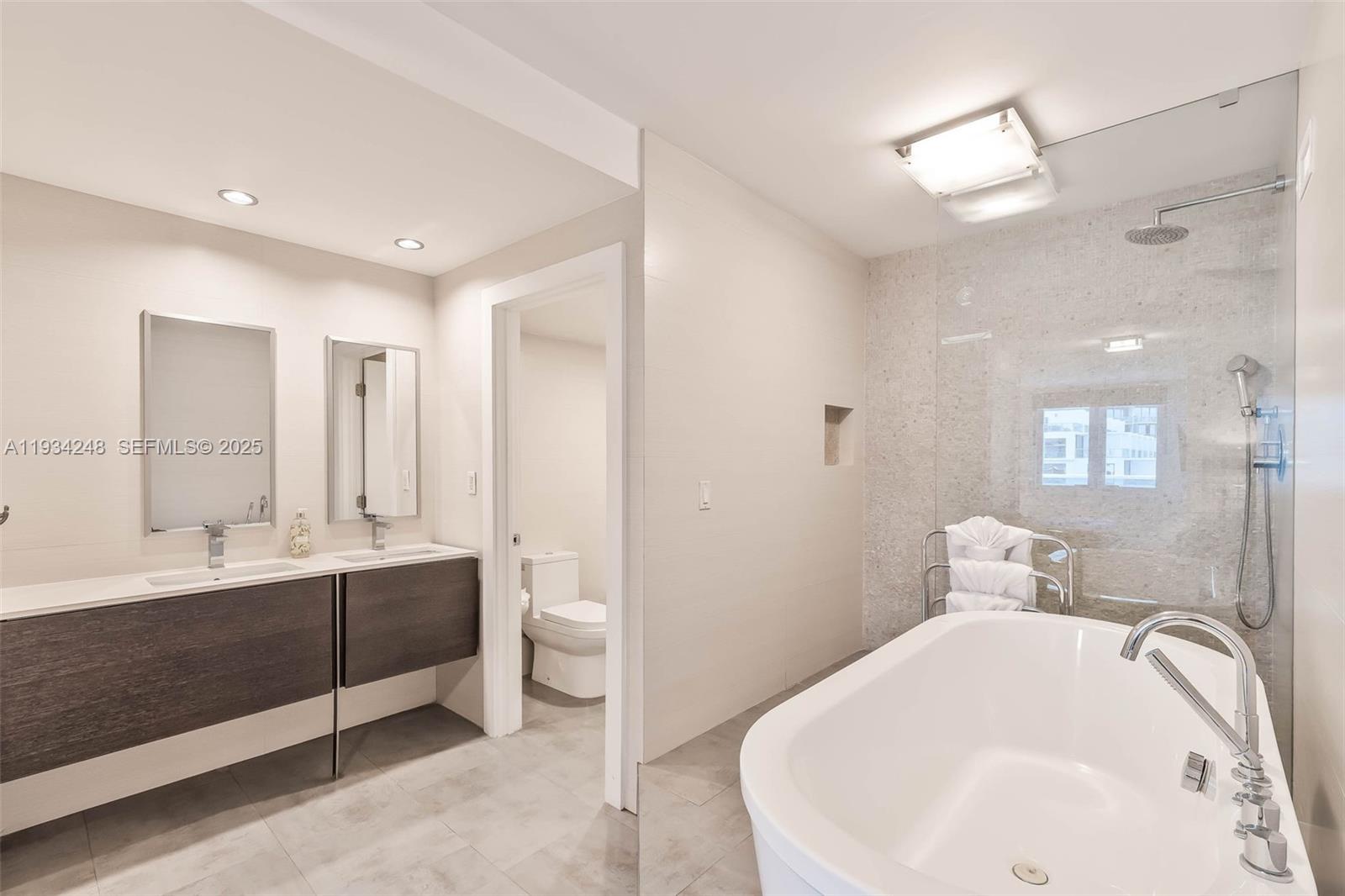 2301 Collins Ave 507 Property Photo 17