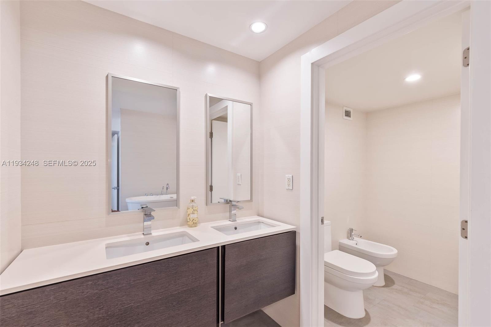 2301 Collins Ave 507 Property Photo 18