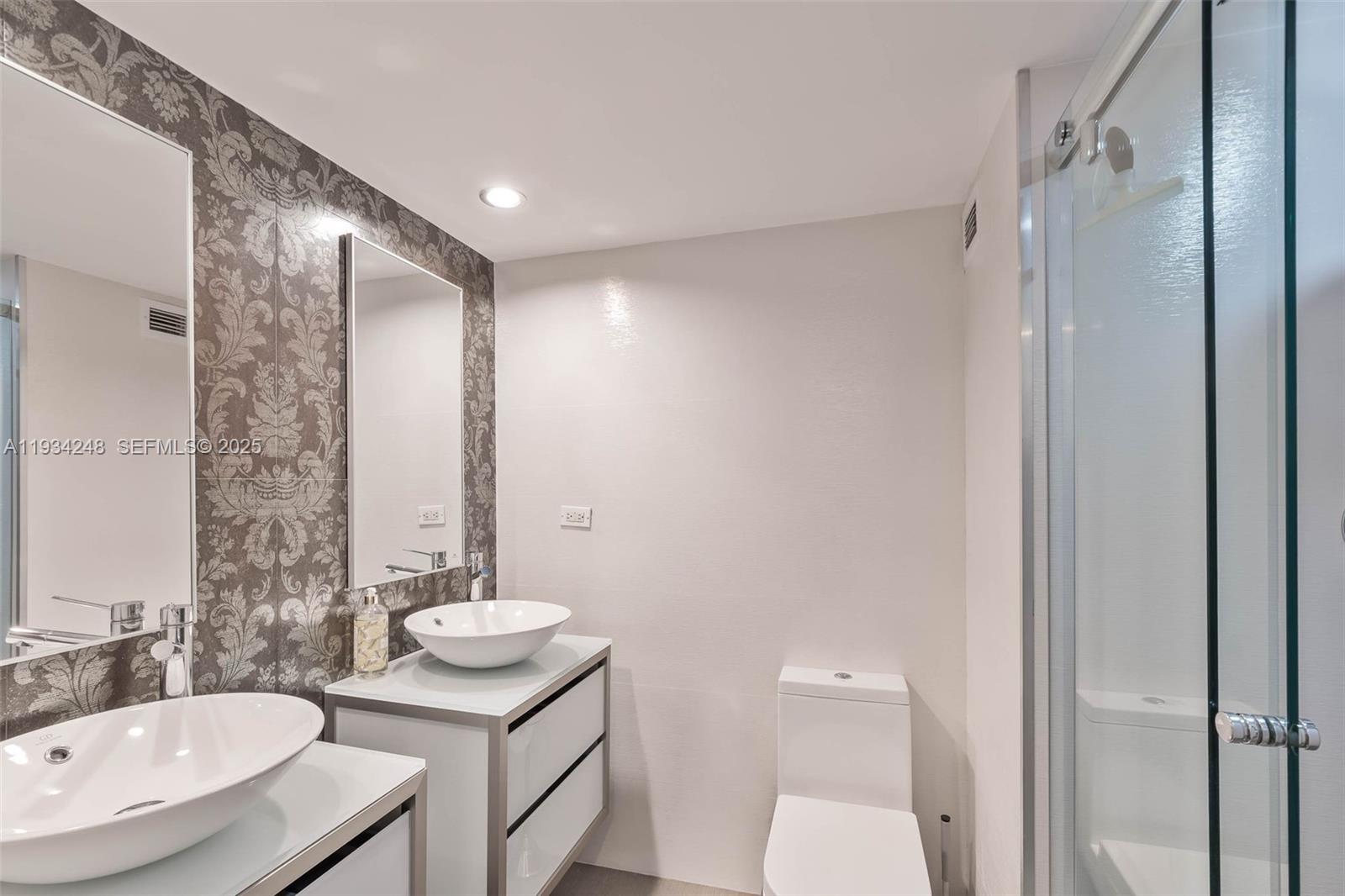 2301 Collins Ave 507 Property Photo 22