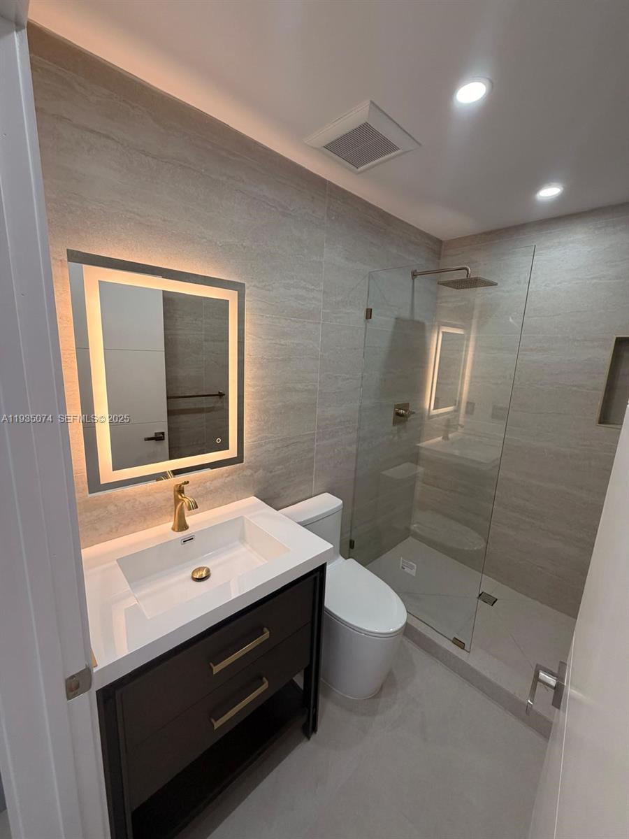 2436 Sw 7th St 204 Property Photo 4