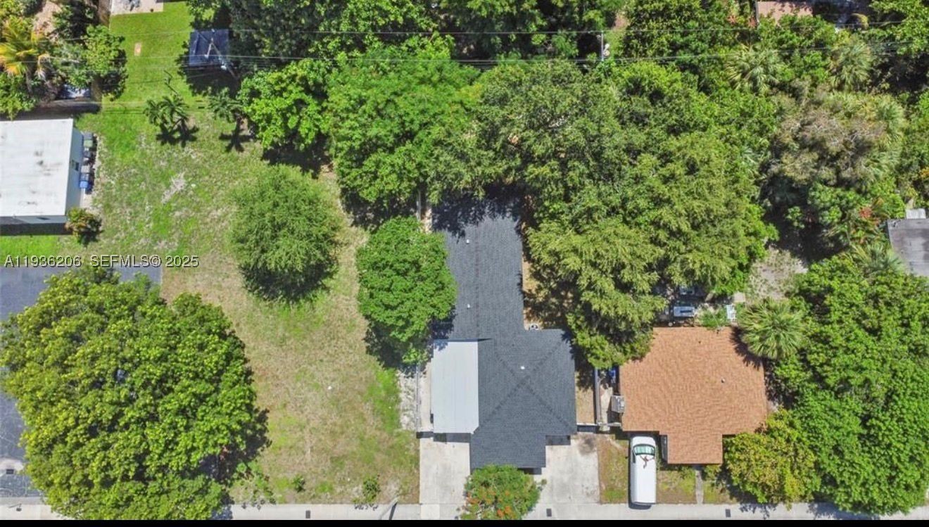 1220 N Andrews Ave Property Photo 2