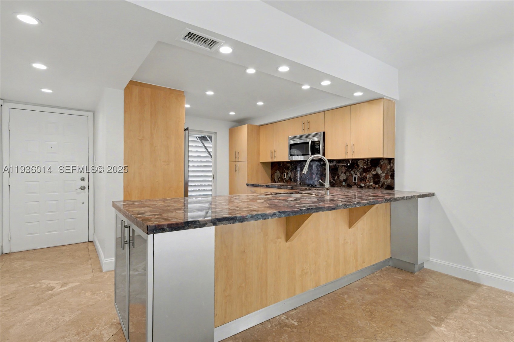 523 Ne 38th St 6 Property Photo 6