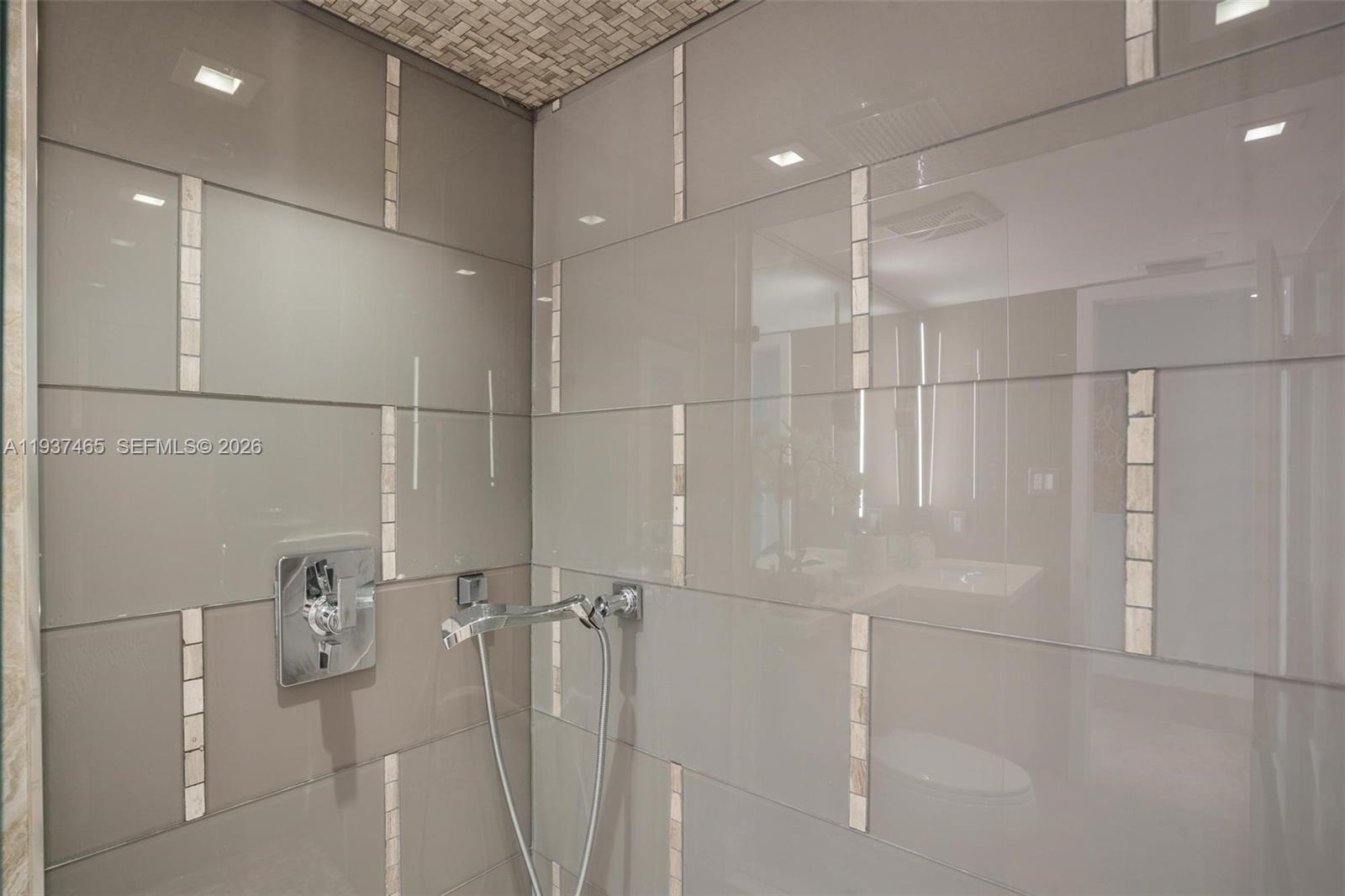5225 Collins Ave 1221 Property Photo 56