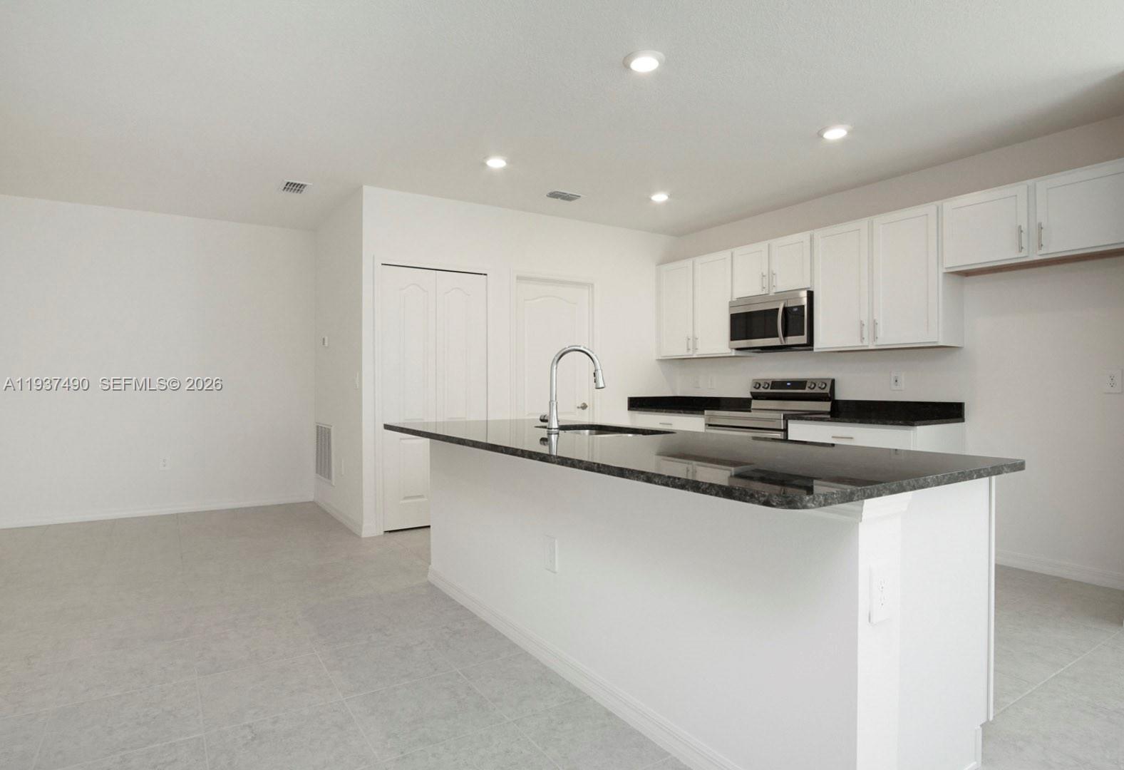 811 Se Seahouse Dr Property Photo 2