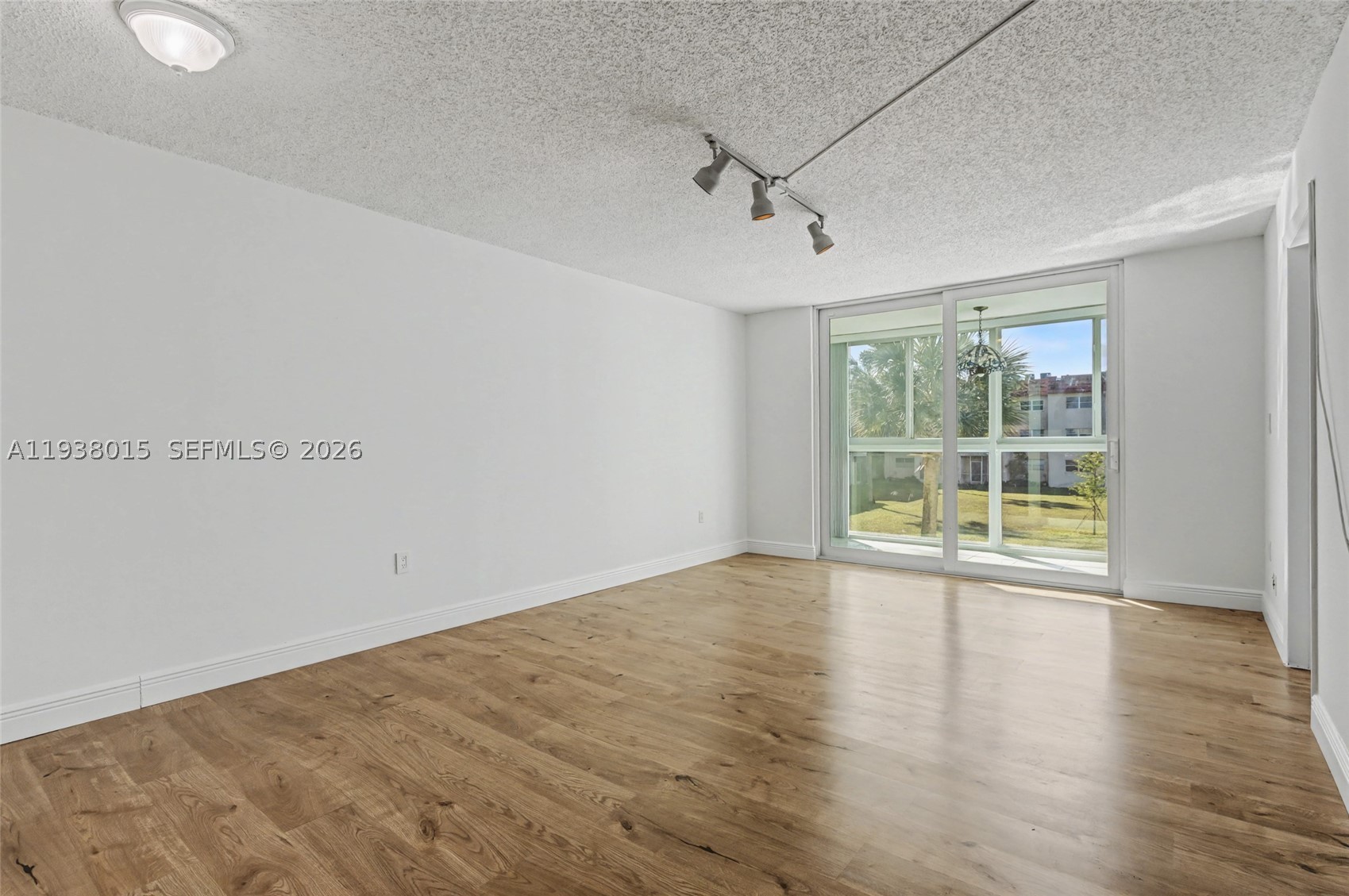 2831 Sunrise Lakes Dr. E 204 Property Photo 4